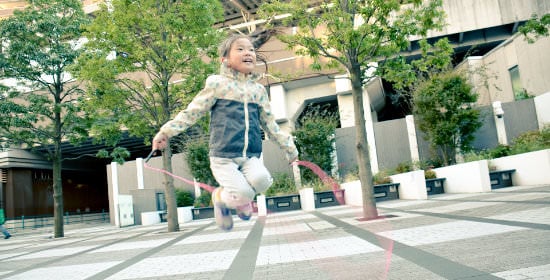 縄跳びをする小学生の女の子